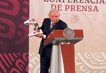 Exhibe AMLO Unos “Tenis”